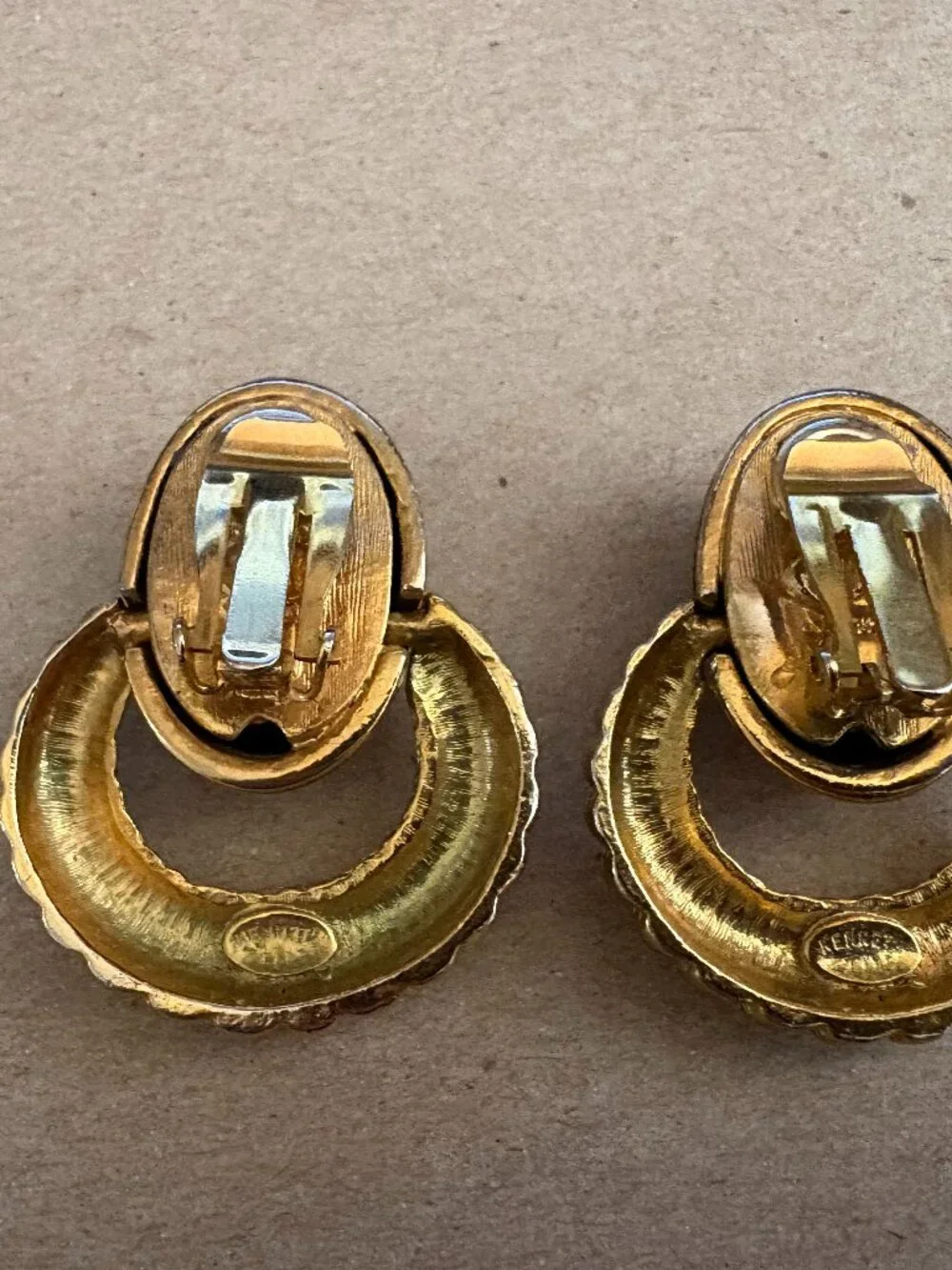 80s vintage signed Kenneth Lane Hanging Ribbed Doorknocker gold earrings - Picture 4 of 8